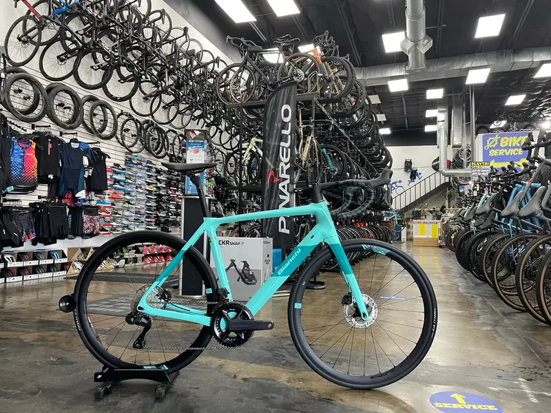 Bianchi Infinito Disc Ultegra Di2 12-Speed - Celeste/Dark Turquoise 2025 1